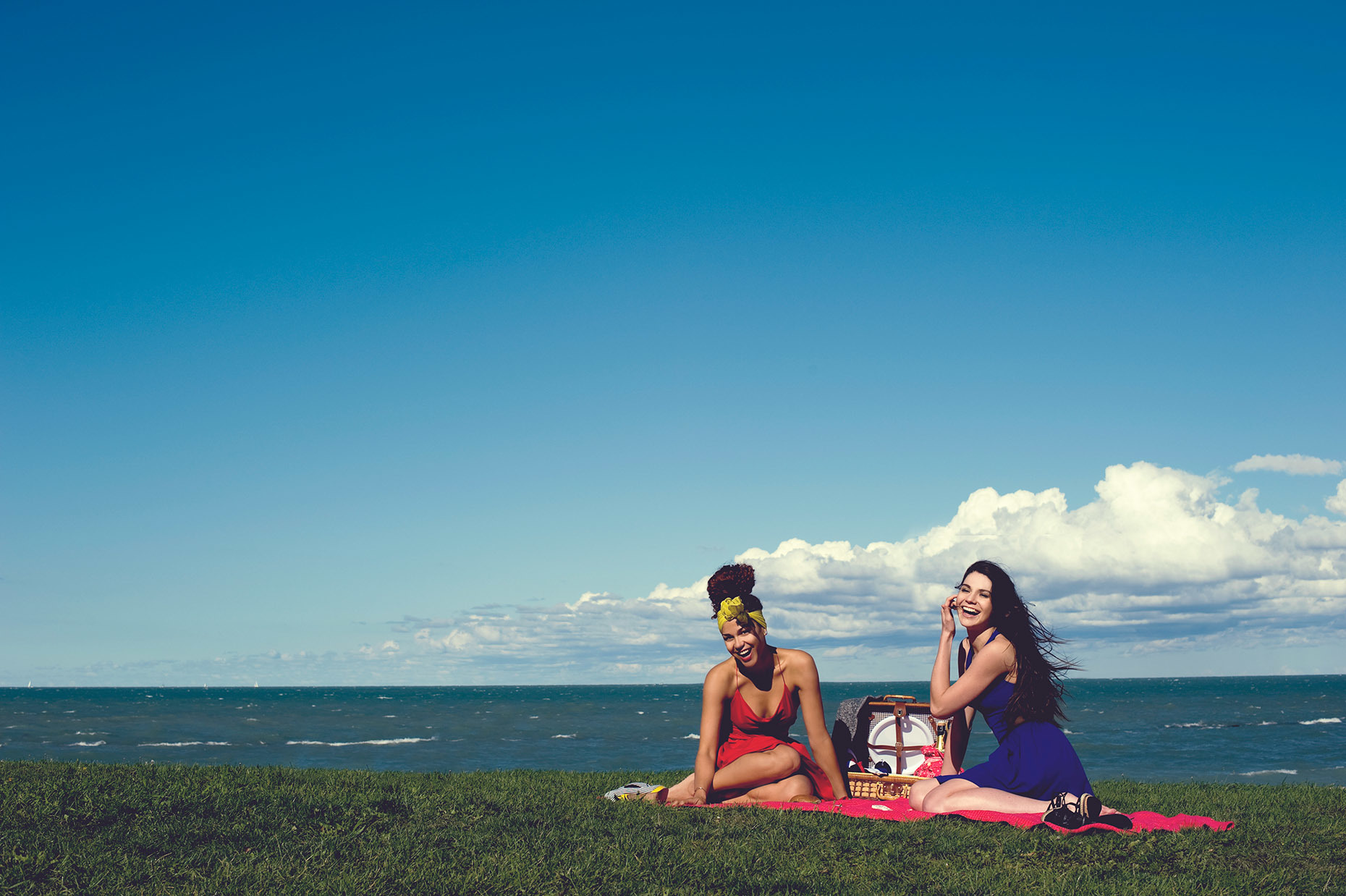 Picnic-on-the-Beach_Girls-Having-Fun_Dresses-Anna-Hovet_Lifestyle-Fashion_RHanelPhotography