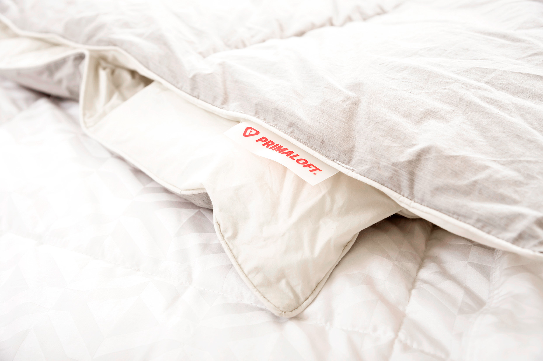 Primaloft_label_HomeFurnishings_Down-Alternative-Comforter_RHanePhotography